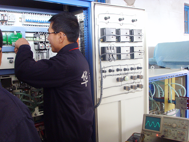 認(rèn)真地出廠檢驗中